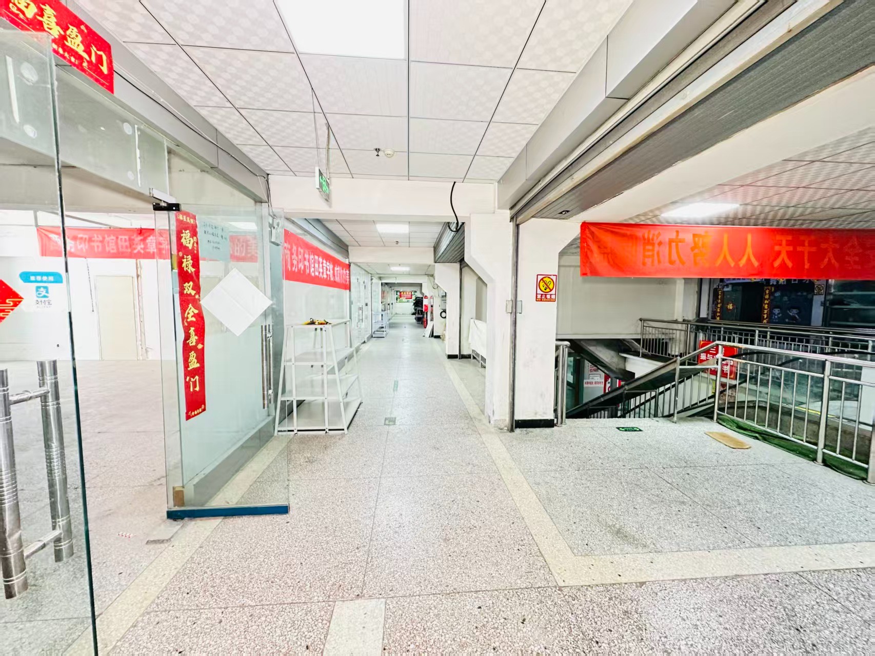 涧河街引入人工智能技术应用场景，推动AI与商业、零售、电商、企业服务等领域融合发展。