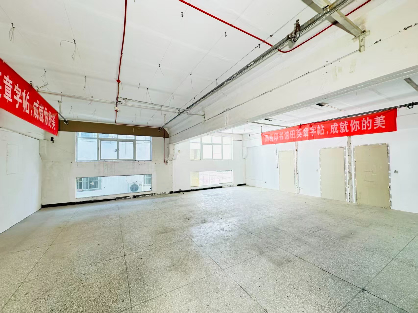 涧河街重点吸引人工智能应用、数字经济、电商直播、智能制造服务、软件开发、科技创新企业及创业团队入驻
